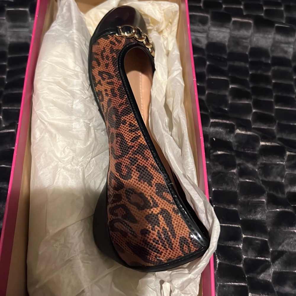 Naturalizer cheetah print with black and metal chain.